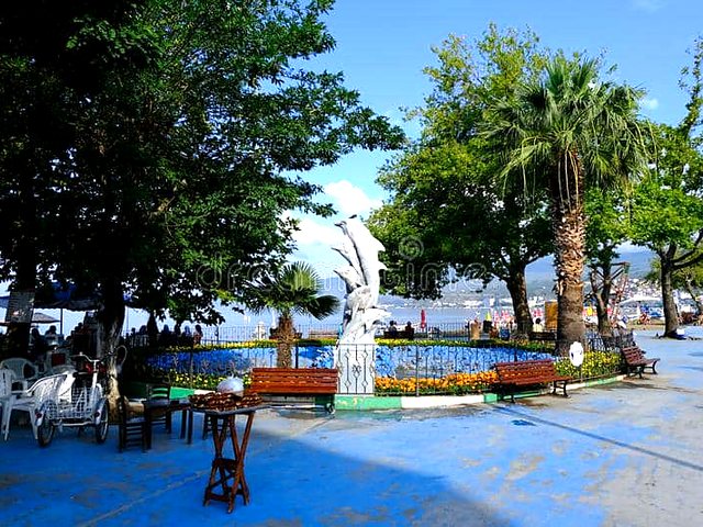 Front de mer arboré / Tree-lined seafront
