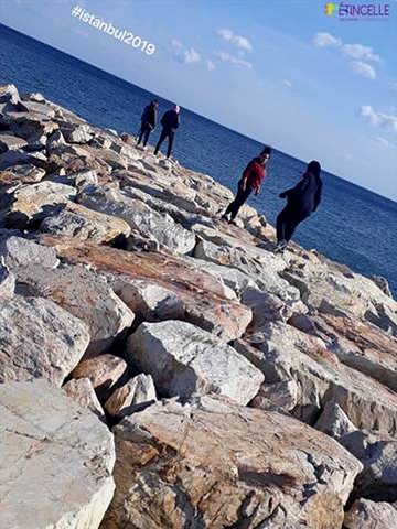Promenade sur la digue face à la mer / Walk along the breakwater by the sea