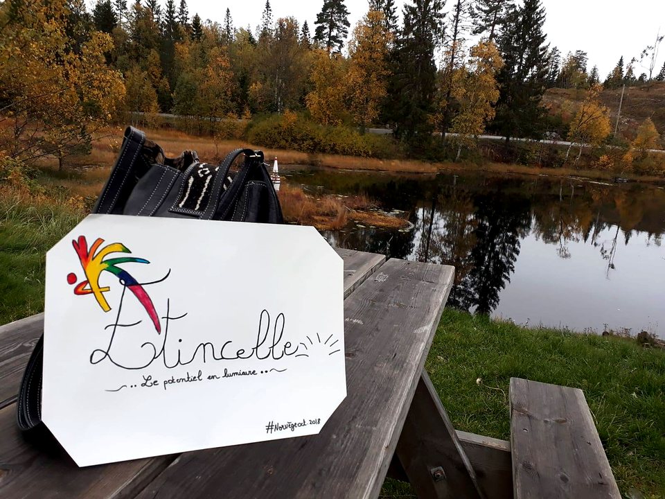Panneau Étincelle face au lac / Étincelle sign facing the lake