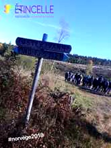 Panneau indicateur sur un sentier de randonnée / Signpost on a hiking trail