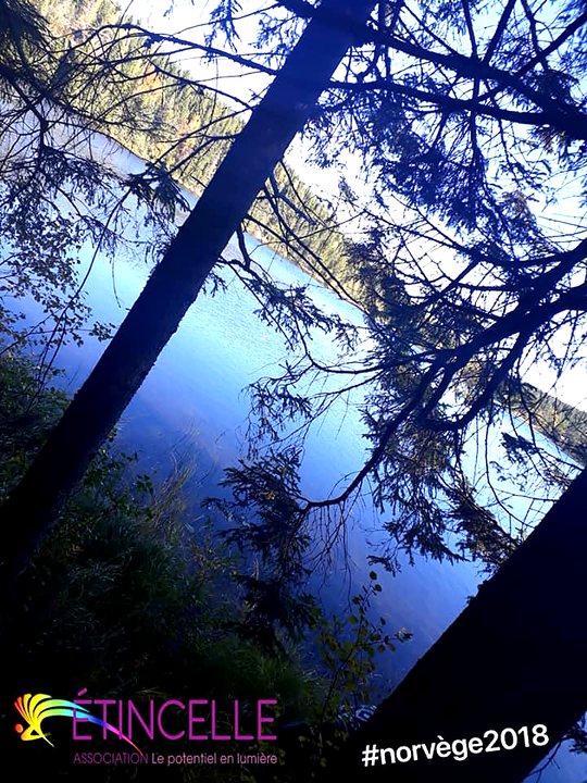 Reflets du ciel dans un lac, Norvège / Sky reflected in a lake, Norway