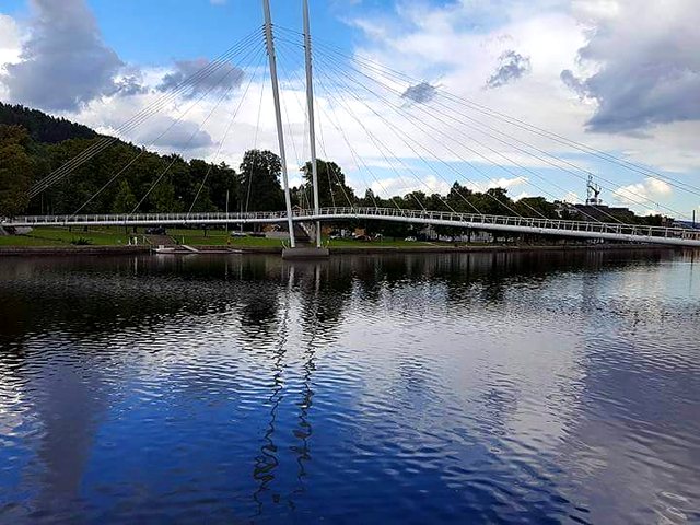 Rivière et passerelle sous un ciel bleu, Norvège / River and footbridge under a blue sky, Norway