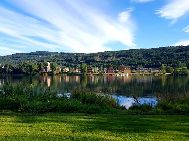 Lac bordé de collines boisées, Norvège / Lake bordered by wooded hills, Norway