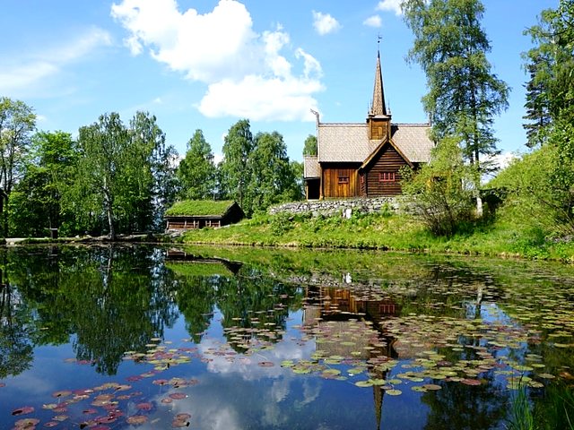 Église en bois au bord d’un lac, Norvège / Wooden church by a lake, Norway