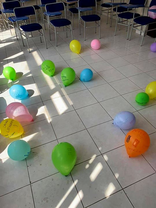 Salle d’atelier décorée de ballons / Workshop room decorated with balloons