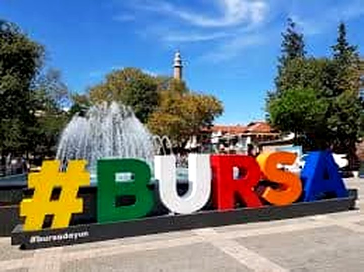 Lettres « #BURSA » sur une place de Bursa / “#BURSA” letters on a square in Bursa