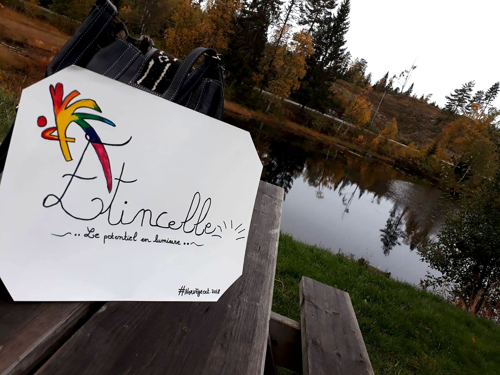 Panneau Étincelle au bord d’un lac norvégien / Étincelle sign by a Norwegian lake