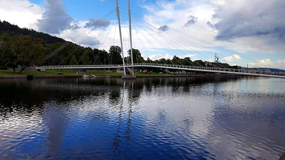 Rivière et passerelle sous un ciel bleu, Norvège / River and footbridge under a blue sky, Norway