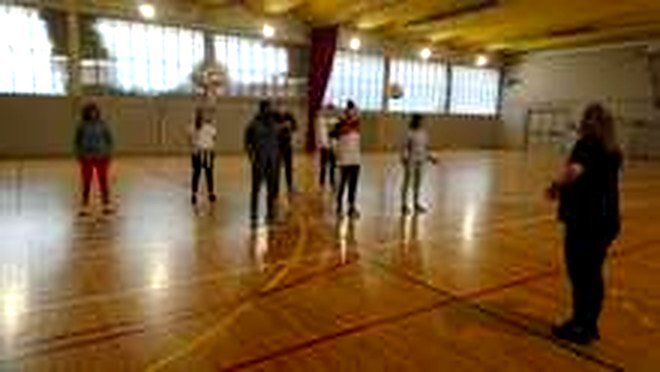 Séance de formation sportive en gymnase / Sports training session in a gym