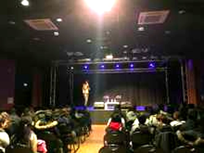 Scène et public lors du show-case / Stage and audience at the showcase